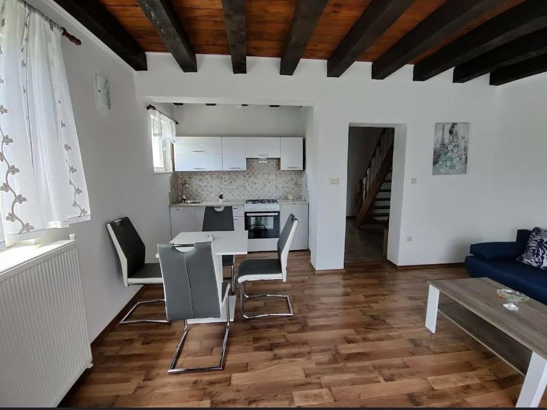 Apartman Niki Lic ภายนอก รูปภาพ